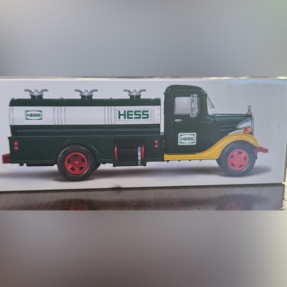 NIB Hess Truck. 2018 Collectors edition. celebrating 85 years. - Picture 5 of 8
